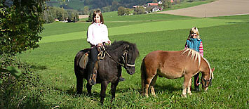 Ponyreiten auf dem Bauernhof in Bayern